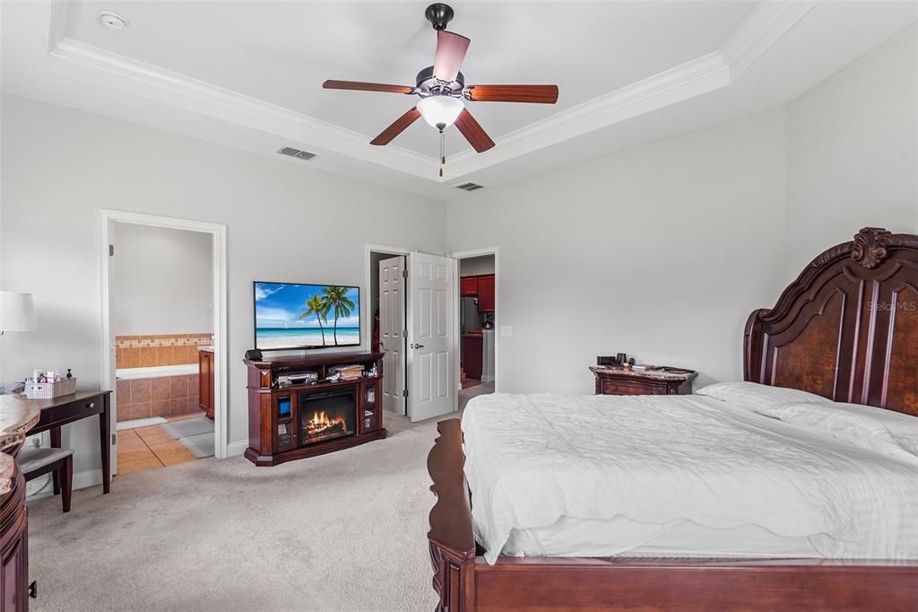 Activo con contrato: $374,999 (4 camas, 3 baños, 2106 Pies cuadrados)