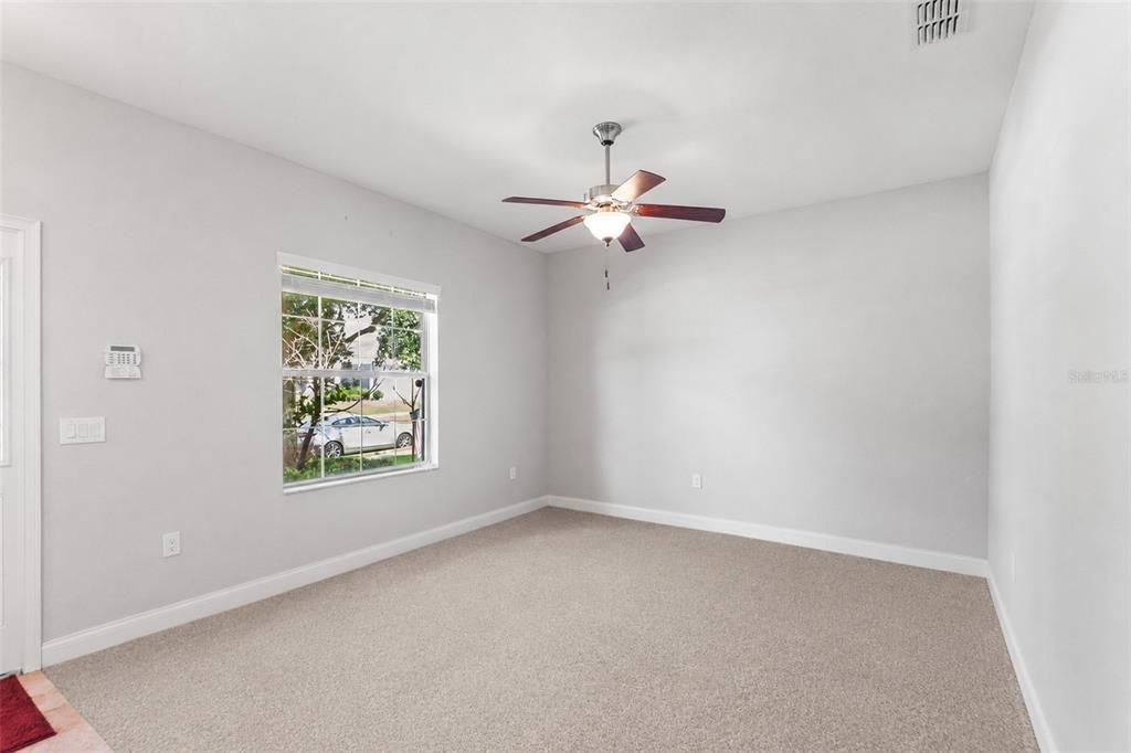 Activo con contrato: $374,999 (4 camas, 3 baños, 2106 Pies cuadrados)