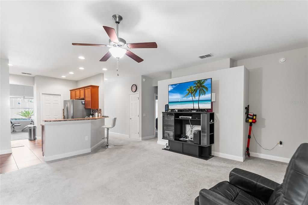Activo con contrato: $374,999 (4 camas, 3 baños, 2106 Pies cuadrados)