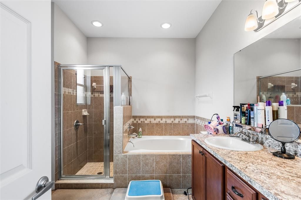 Activo con contrato: $374,999 (4 camas, 3 baños, 2106 Pies cuadrados)