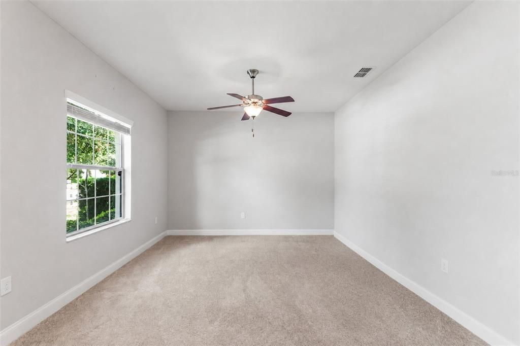 Activo con contrato: $374,999 (4 camas, 3 baños, 2106 Pies cuadrados)