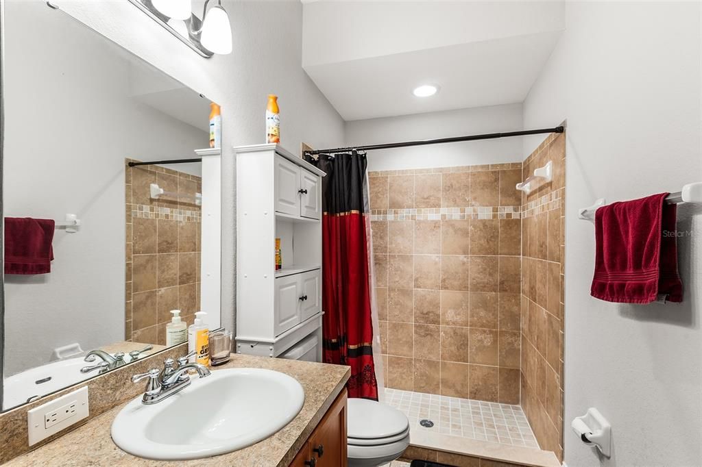 Activo con contrato: $374,999 (4 camas, 3 baños, 2106 Pies cuadrados)