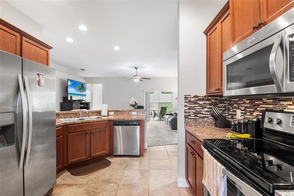 Activo con contrato: $374,999 (4 camas, 3 baños, 2106 Pies cuadrados)