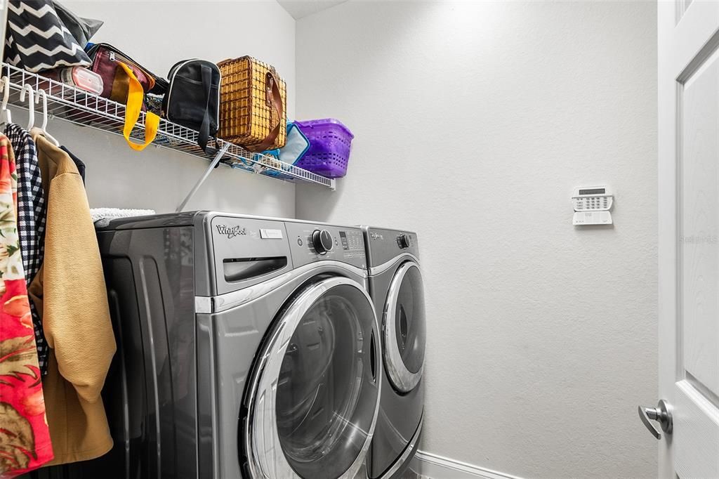 Activo con contrato: $374,999 (4 camas, 3 baños, 2106 Pies cuadrados)