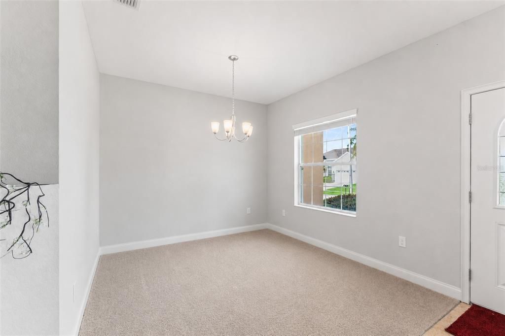 Activo con contrato: $374,999 (4 camas, 3 baños, 2106 Pies cuadrados)