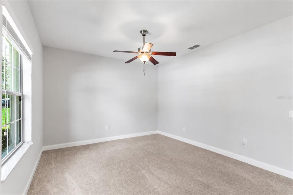 Activo con contrato: $374,999 (4 camas, 3 baños, 2106 Pies cuadrados)