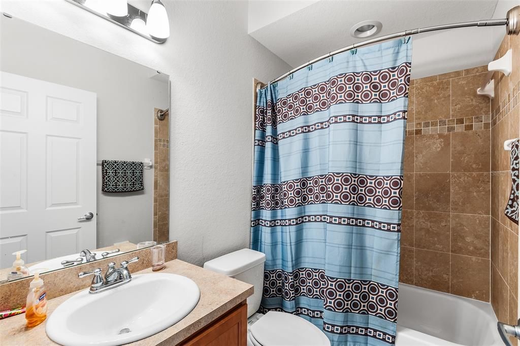 Activo con contrato: $374,999 (4 camas, 3 baños, 2106 Pies cuadrados)