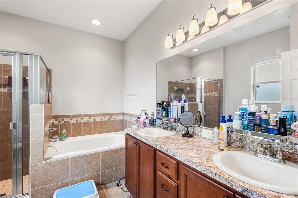 Activo con contrato: $374,999 (4 camas, 3 baños, 2106 Pies cuadrados)