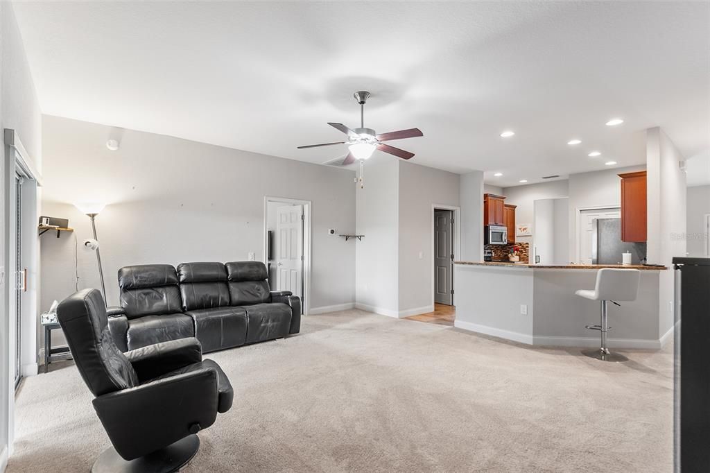 Activo con contrato: $374,999 (4 camas, 3 baños, 2106 Pies cuadrados)