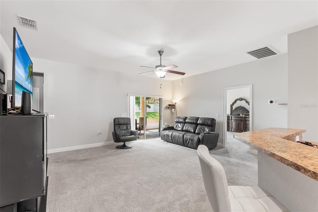 Activo con contrato: $374,999 (4 camas, 3 baños, 2106 Pies cuadrados)