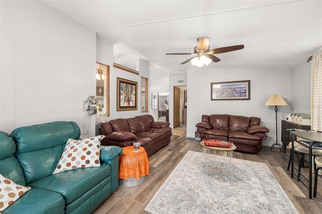 Activo con contrato: $299,999 (3 camas, 2 baños, 1728 Pies cuadrados)