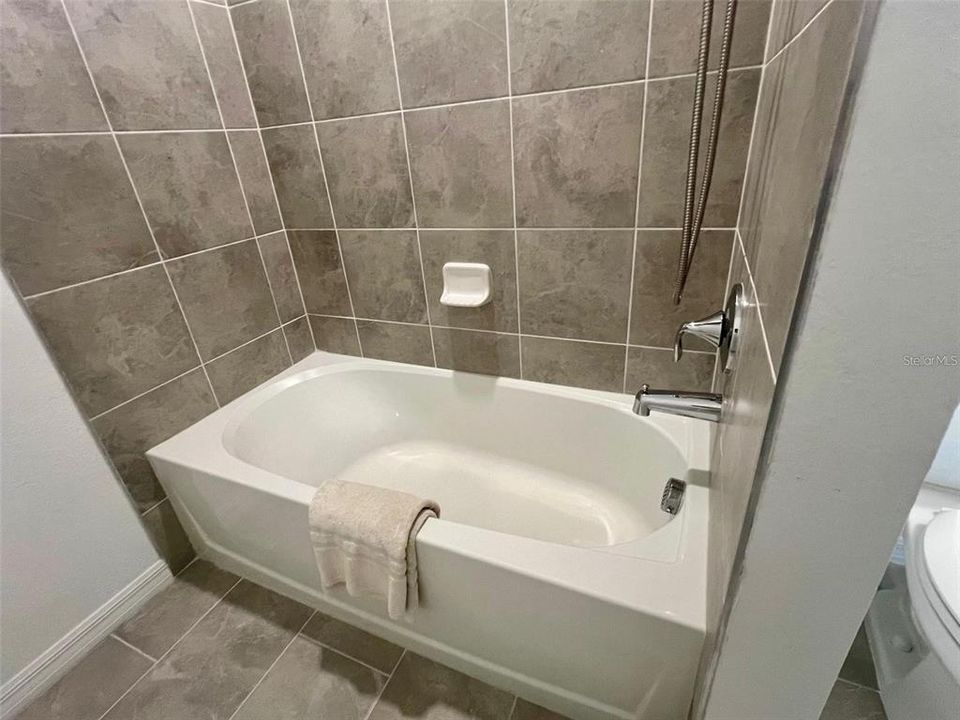 Под контрактом: $2,200 (2 спален, 2 ванн, 1121 Квадратных фут)