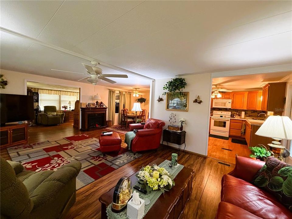 For Sale: $131,000 (2 beds, 2 baths, 1428 Square Feet)