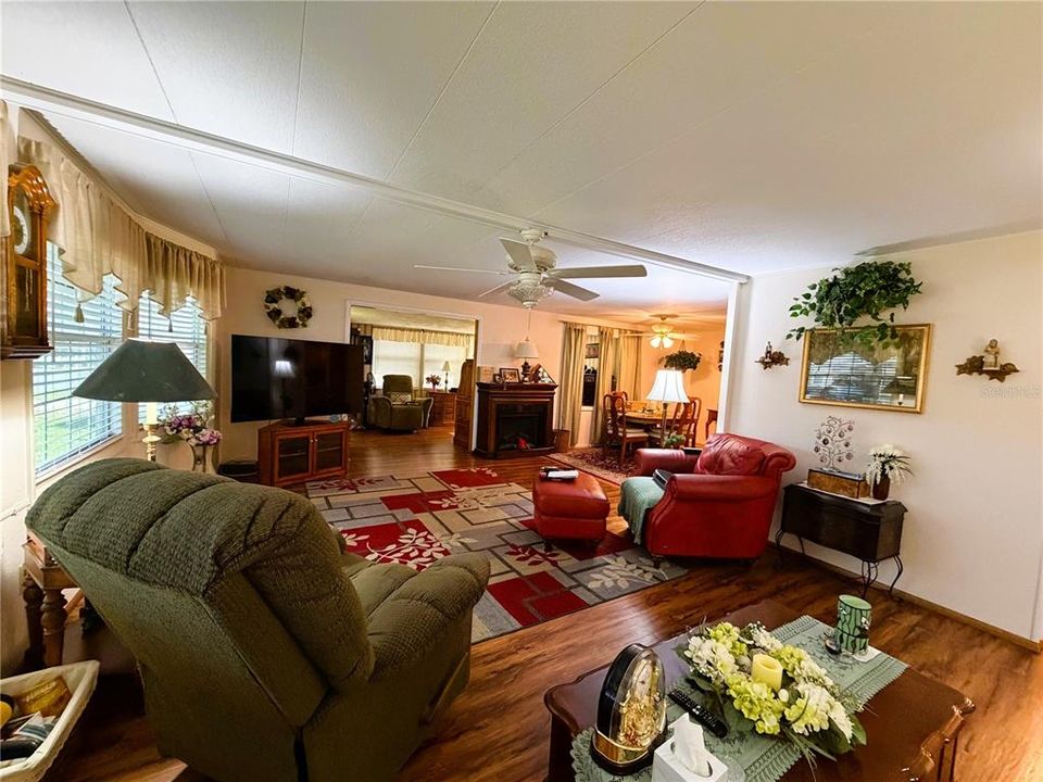 For Sale: $131,000 (2 beds, 2 baths, 1428 Square Feet)