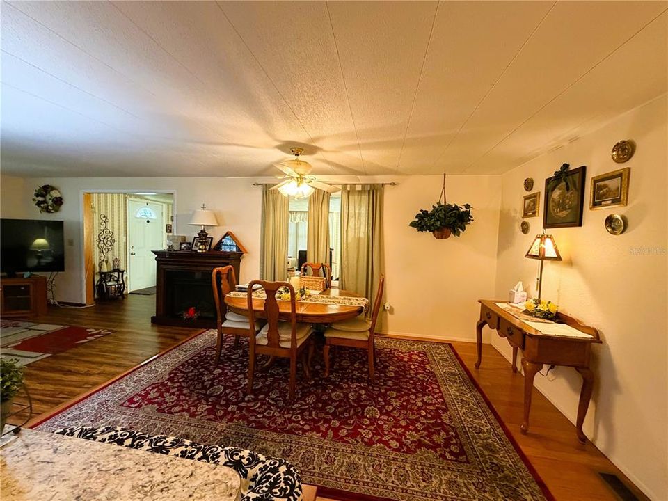 For Sale: $131,000 (2 beds, 2 baths, 1428 Square Feet)