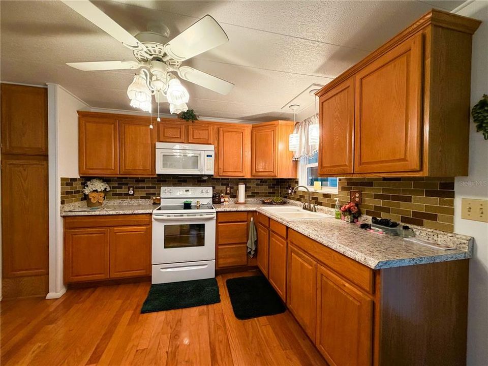 For Sale: $131,000 (2 beds, 2 baths, 1428 Square Feet)