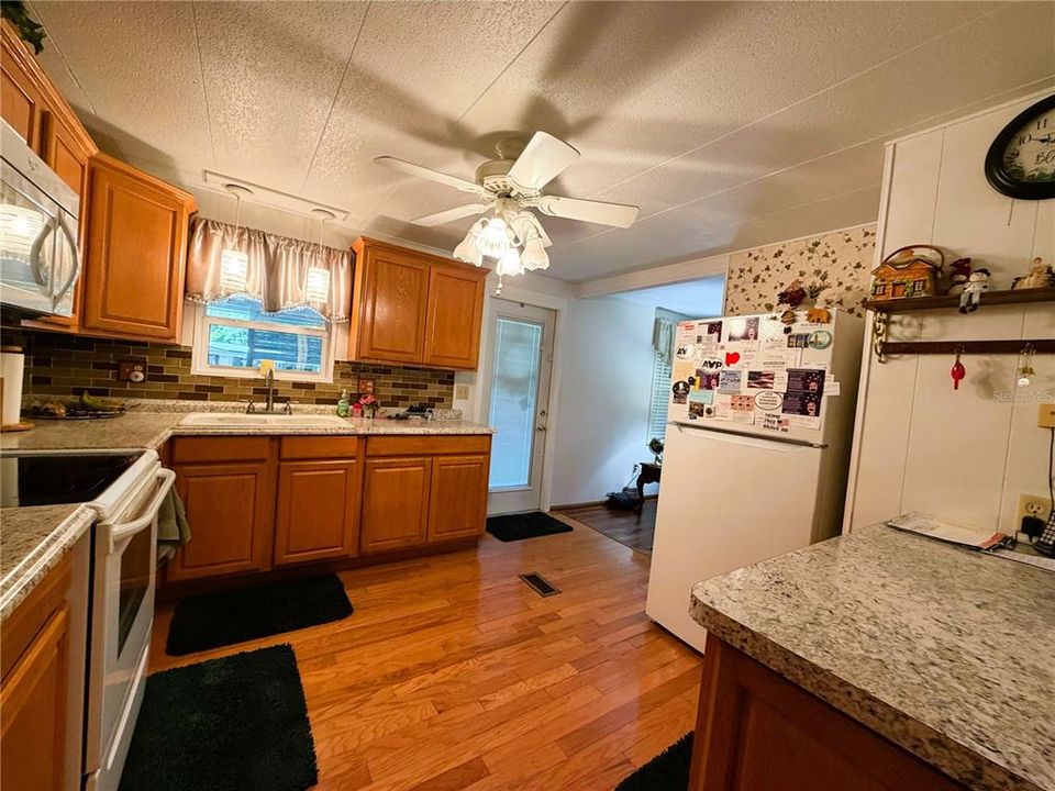 For Sale: $131,000 (2 beds, 2 baths, 1428 Square Feet)