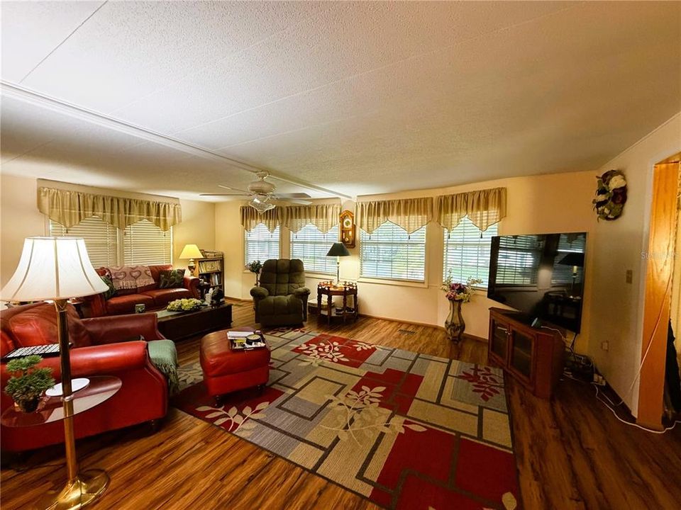 For Sale: $131,000 (2 beds, 2 baths, 1428 Square Feet)