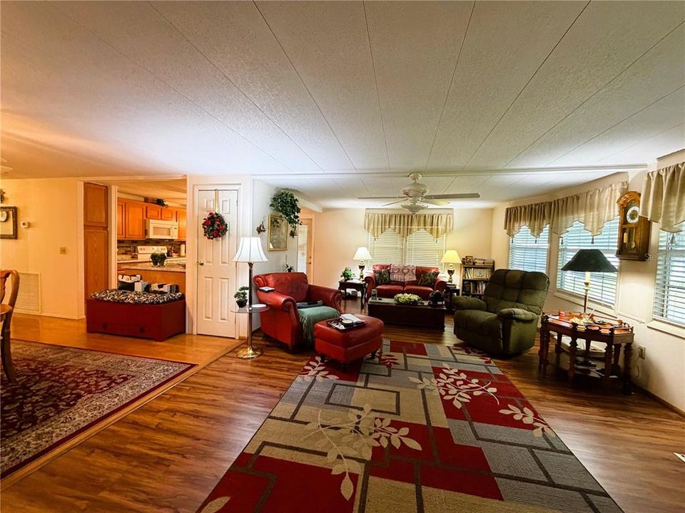 For Sale: $131,000 (2 beds, 2 baths, 1428 Square Feet)