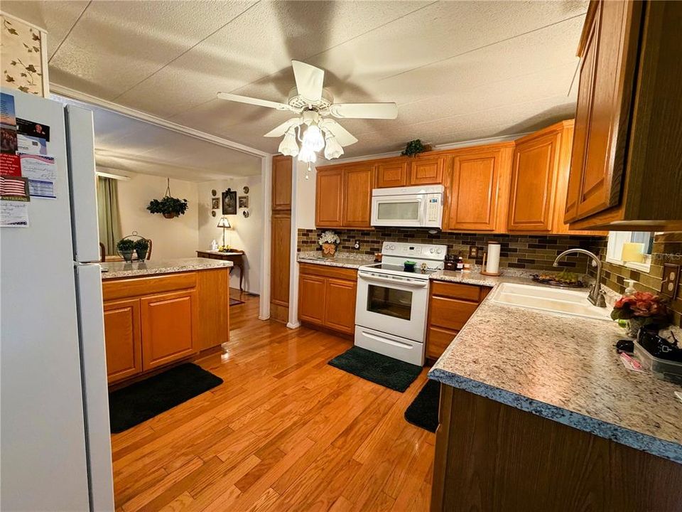 For Sale: $131,000 (2 beds, 2 baths, 1428 Square Feet)