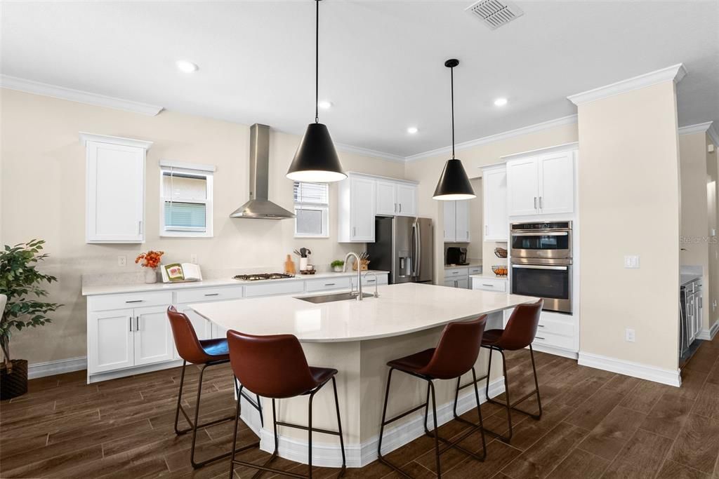 Activo con contrato: $524,900 (4 camas, 3 baños, 2453 Pies cuadrados)