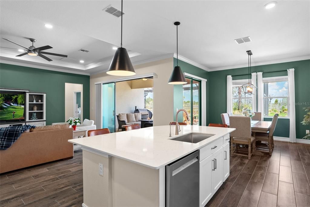 Activo con contrato: $524,900 (4 camas, 3 baños, 2453 Pies cuadrados)
