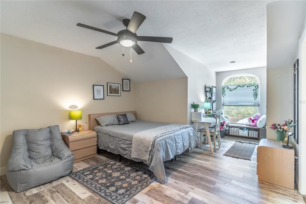 For Sale: $1,150,000 (5 beds, 5 baths, 3879 Square Feet)