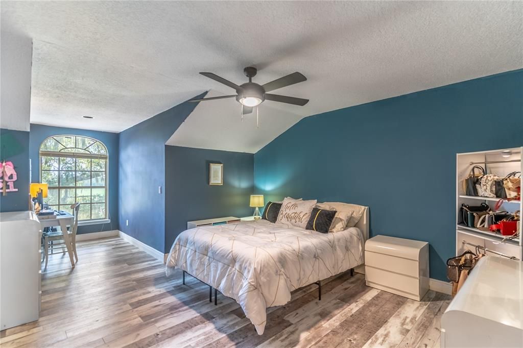For Sale: $1,150,000 (5 beds, 5 baths, 3879 Square Feet)
