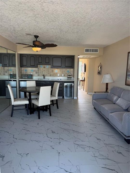 待售: $225,000 (1 贝兹, 1 浴室, 451 平方英尺)