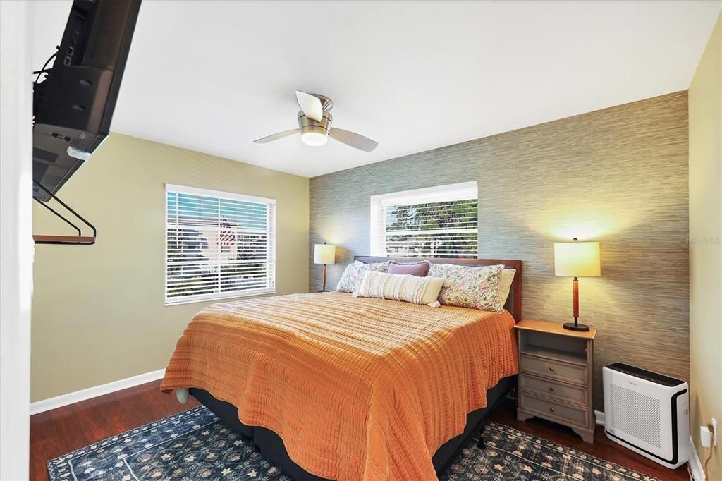Active With Contract: $109,900 (2 beds, 1 baths, 832 Square Feet)