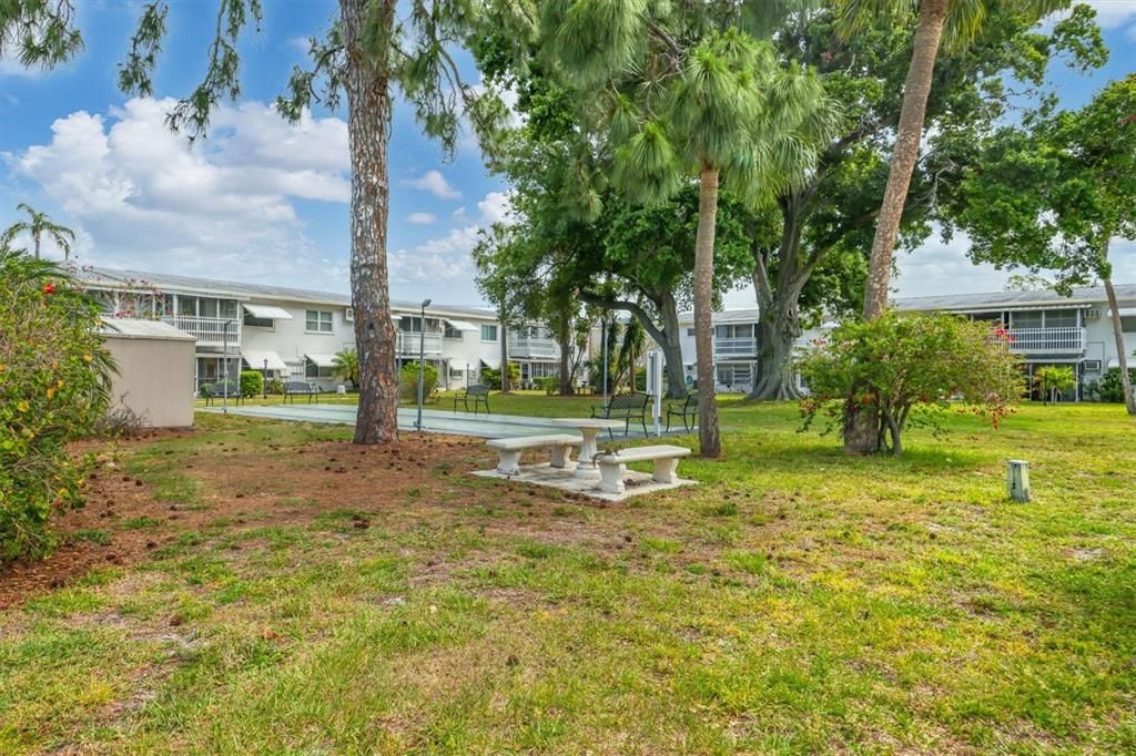 Active With Contract: $109,900 (2 beds, 1 baths, 832 Square Feet)