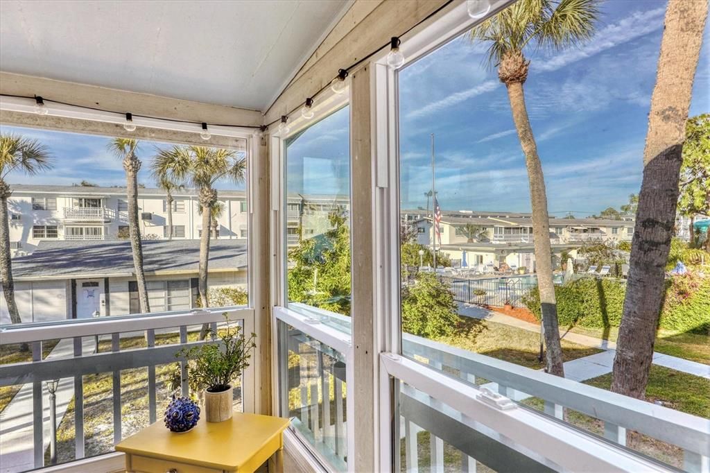 Active With Contract: $109,900 (2 beds, 1 baths, 832 Square Feet)