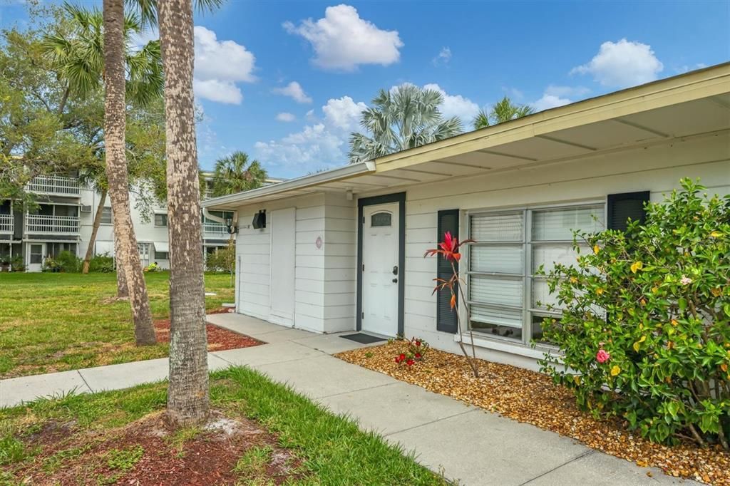 Active With Contract: $109,900 (2 beds, 1 baths, 832 Square Feet)