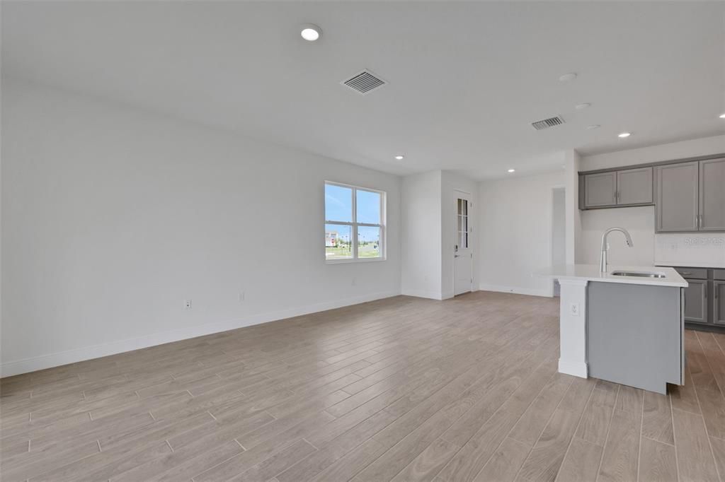Active With Contract: $333,990 (3 beds, 2 baths, 1433 Square Feet)