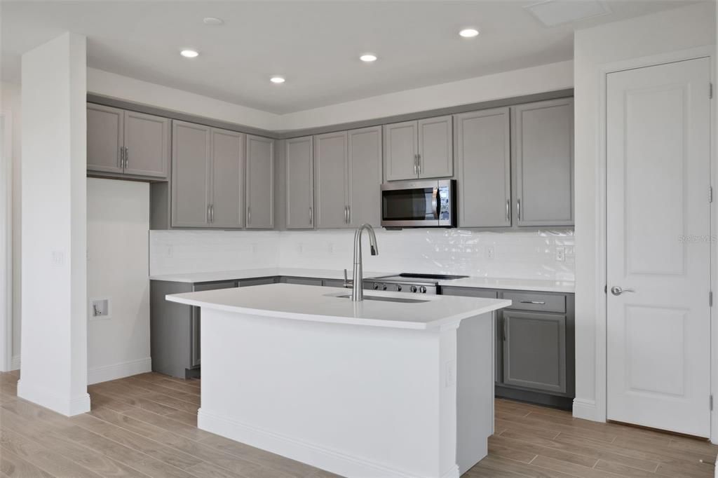 Active With Contract: $333,990 (3 beds, 2 baths, 1433 Square Feet)