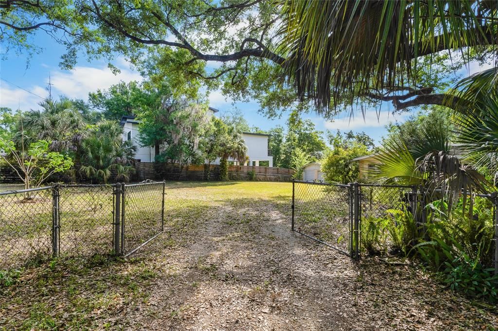 待售: $950,000 (1.04 acres)