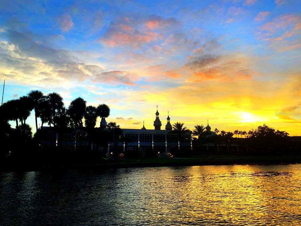 待售: $950,000 (1.04 acres)