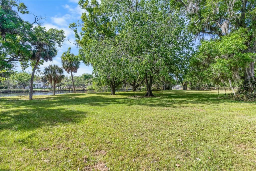 待售: $950,000 (1.04 acres)