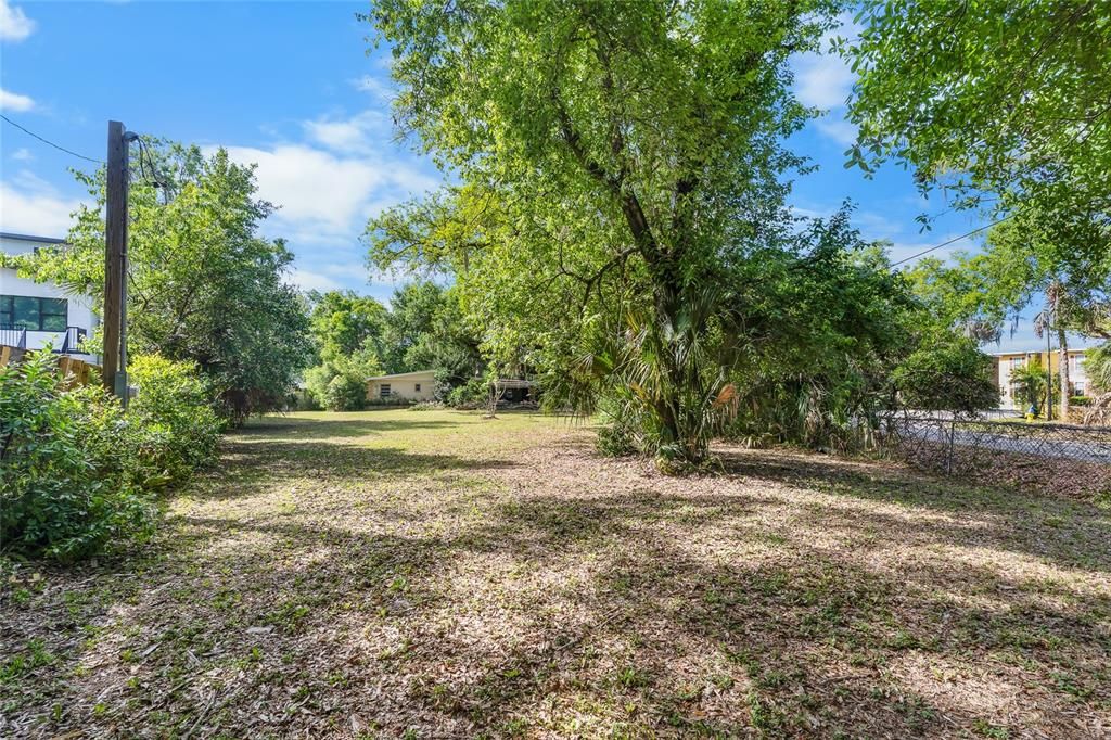 待售: $950,000 (1.04 acres)