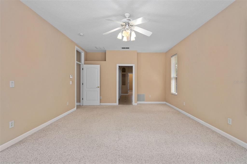 Activo con contrato: $765,000 (4 camas, 3 baños, 3214 Pies cuadrados)