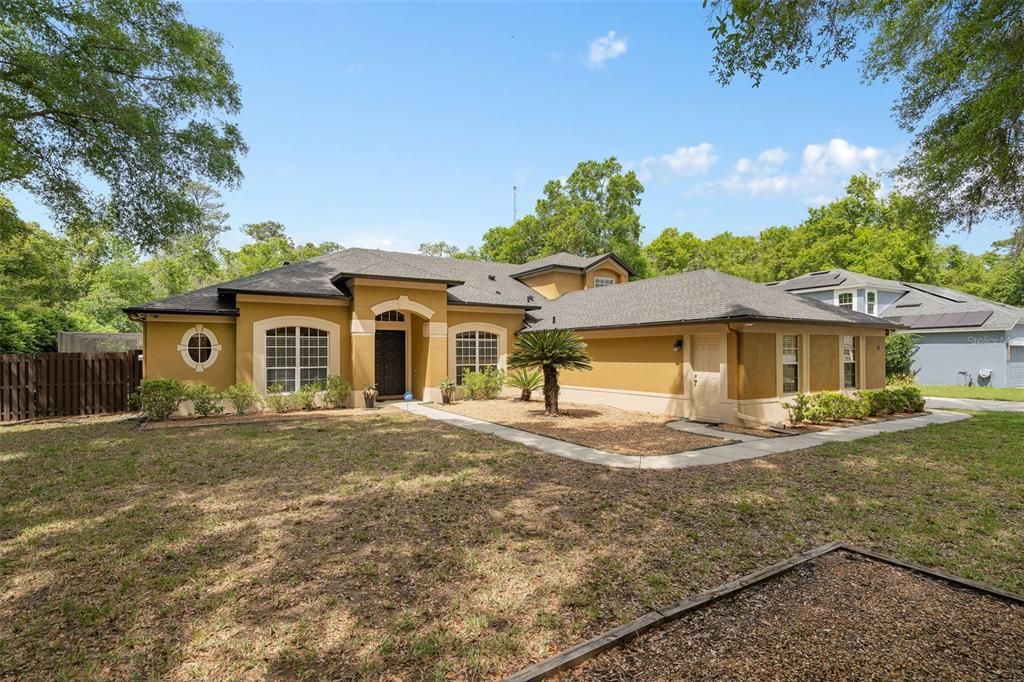 Activo con contrato: $765,000 (4 camas, 3 baños, 3214 Pies cuadrados)