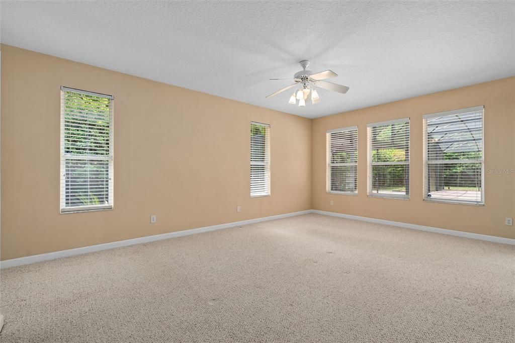 Activo con contrato: $765,000 (4 camas, 3 baños, 3214 Pies cuadrados)