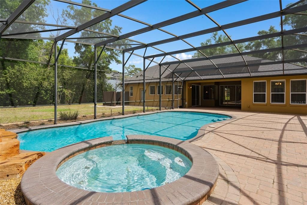 Activo con contrato: $765,000 (4 camas, 3 baños, 3214 Pies cuadrados)