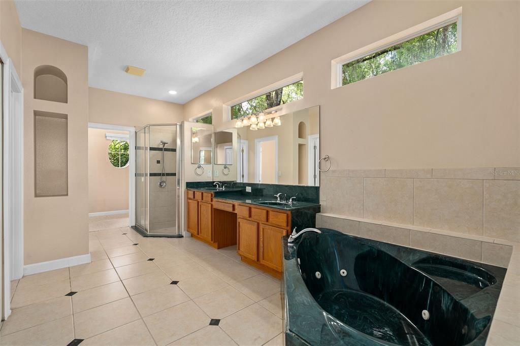 Activo con contrato: $765,000 (4 camas, 3 baños, 3214 Pies cuadrados)