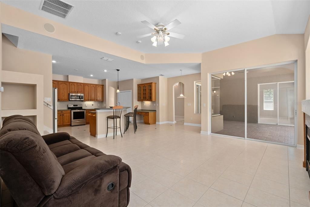 Activo con contrato: $765,000 (4 camas, 3 baños, 3214 Pies cuadrados)