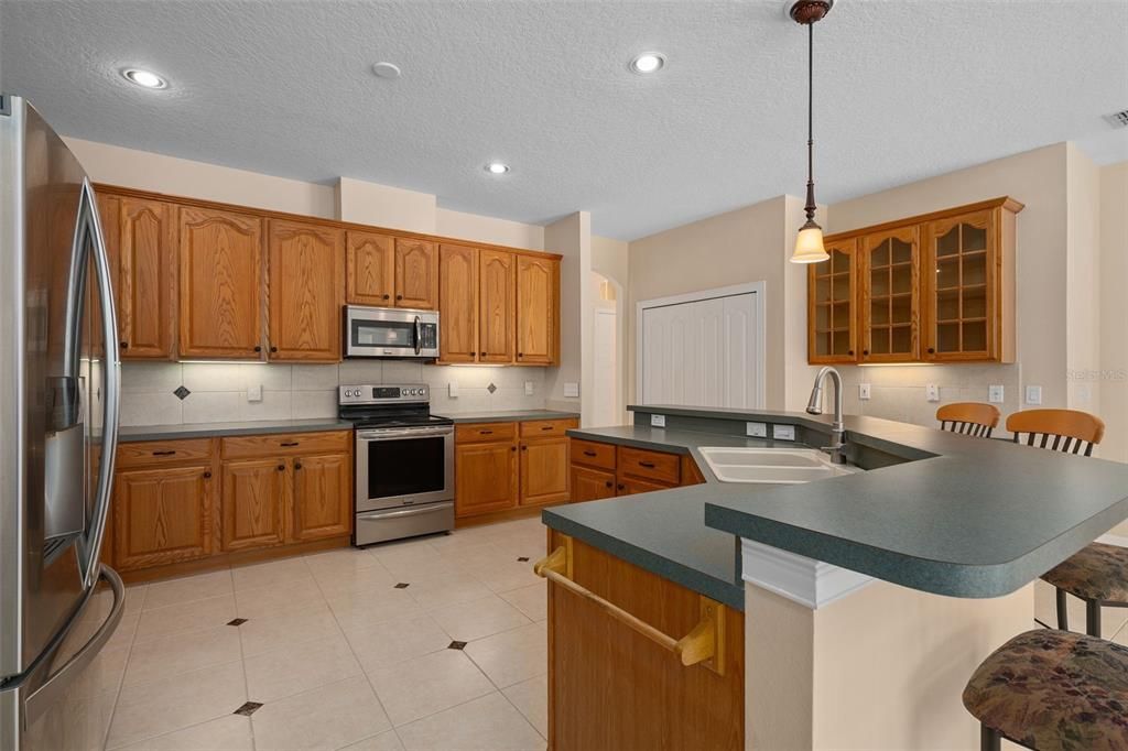 Activo con contrato: $765,000 (4 camas, 3 baños, 3214 Pies cuadrados)