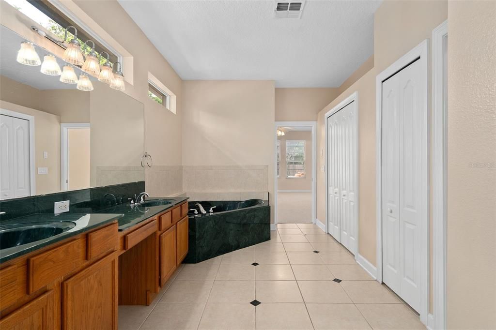 Activo con contrato: $765,000 (4 camas, 3 baños, 3214 Pies cuadrados)