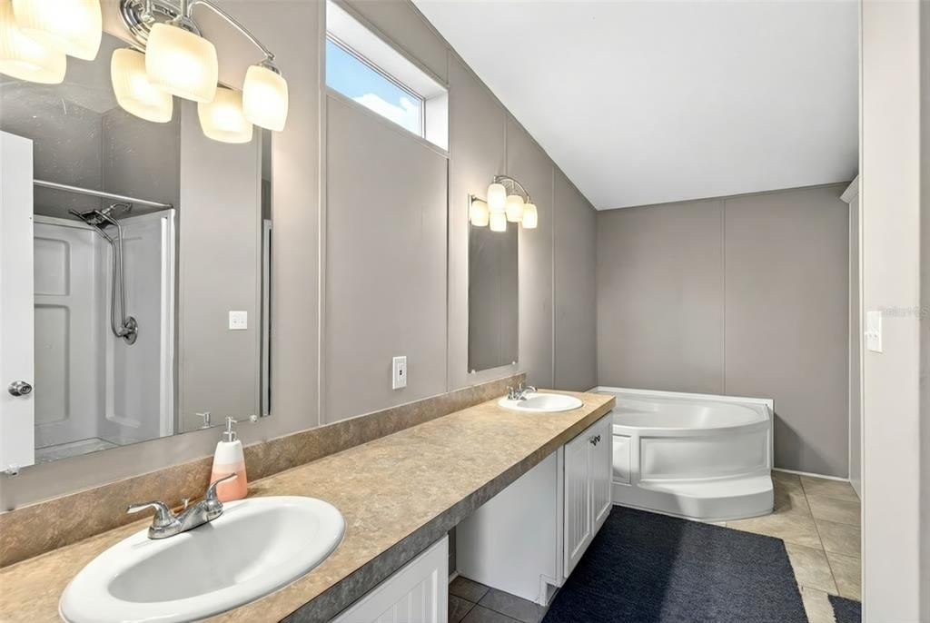 En Venta: $1,250,000 (3 camas, 2 baños, 1800 Pies cuadrados)