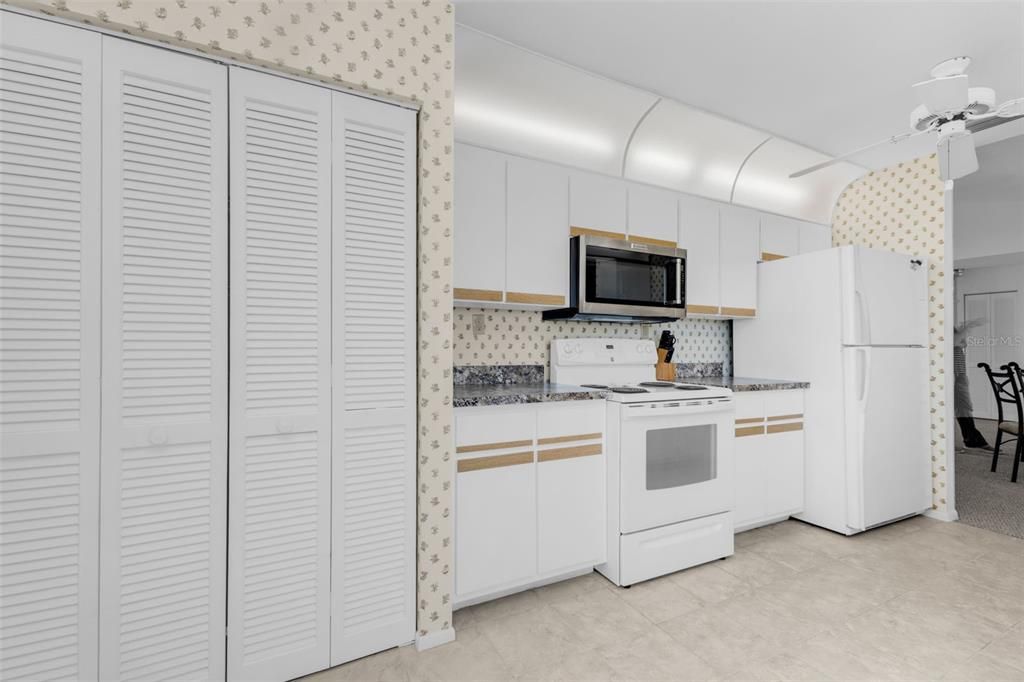 Active With Contract: $260,000 (2 beds, 2 baths, 1520 Square Feet)