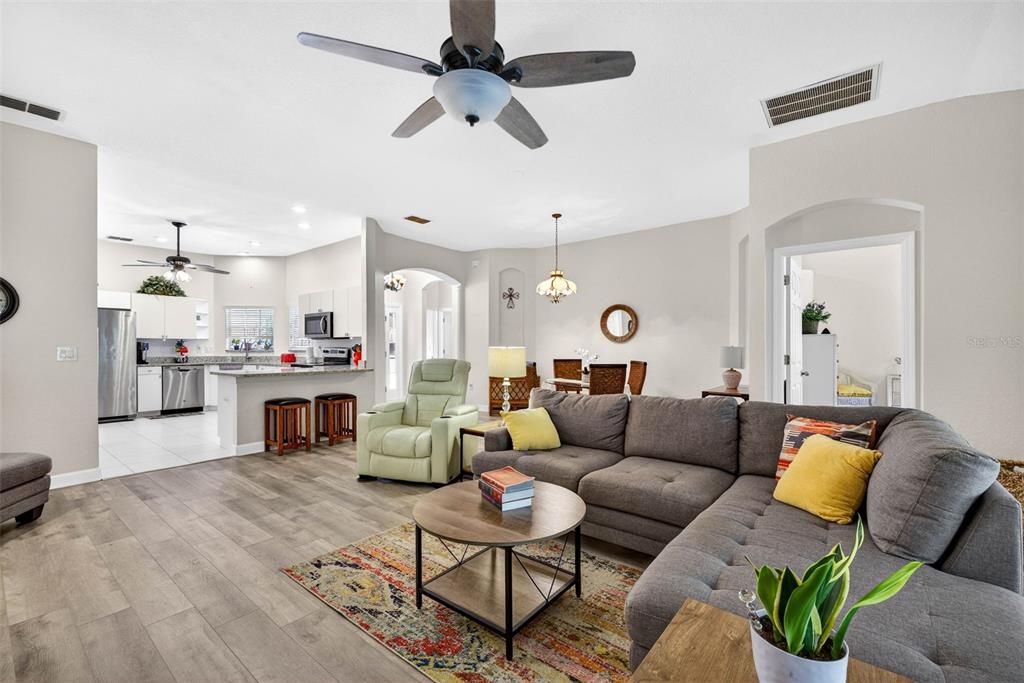 На продажу: $225,000 (2 спален, 2 ванн, 1477 Квадратных фут)